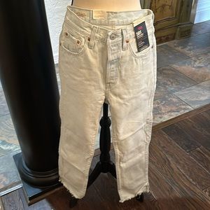 NWT Levi cropped jean